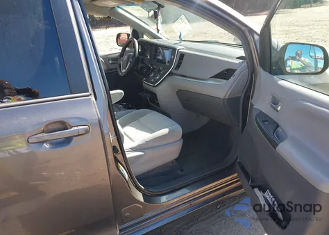 2015 Toyota Sienna Le 8 Passenger z USA, uszkodzony, nr VIN 5TDKK3DC6FS584869